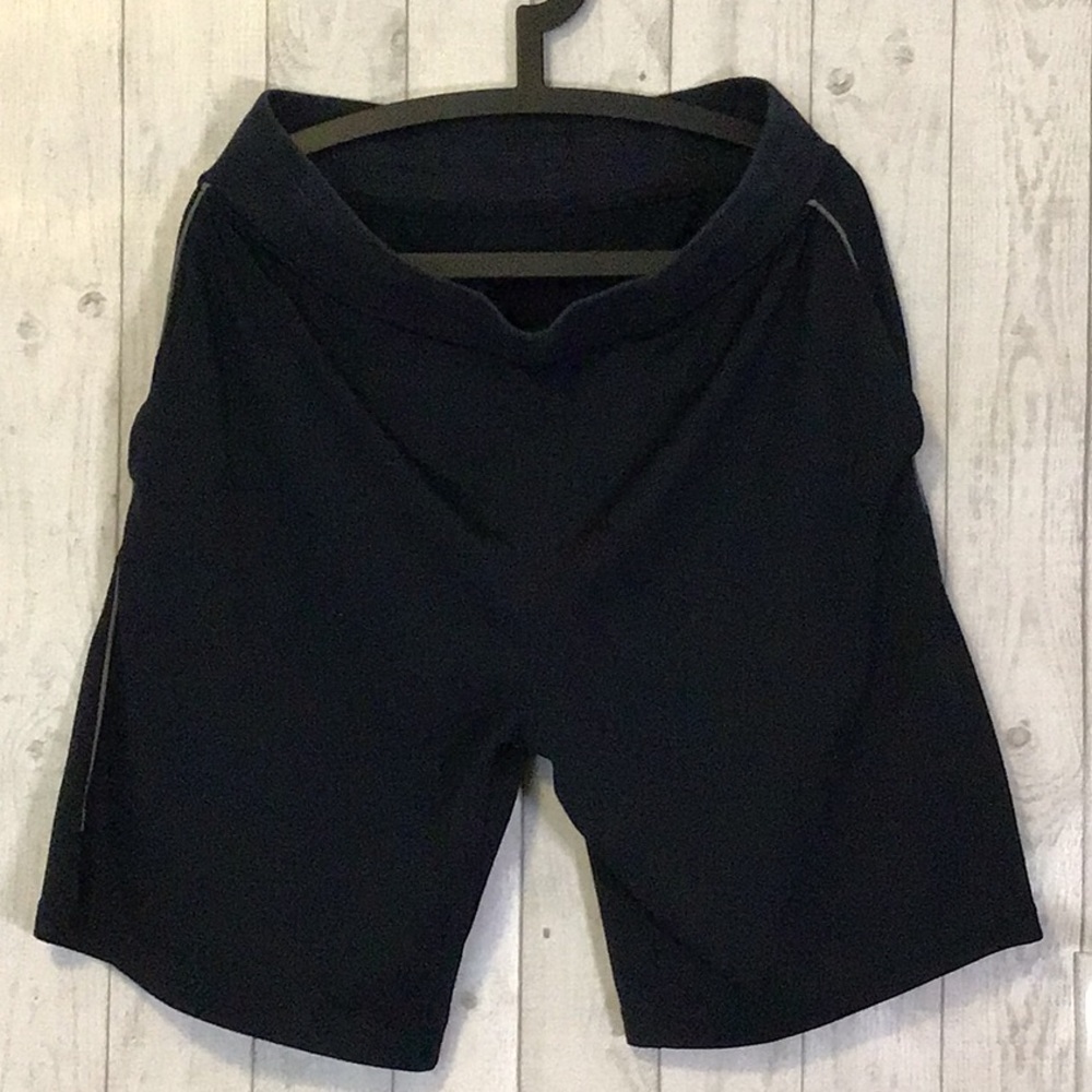 EUC Men’s XL Saks Fifth Avenue Black Poly Blend Shorts